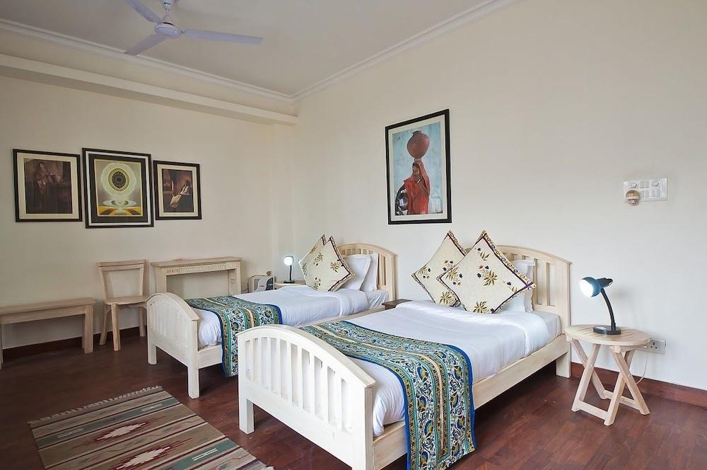 Bed and Breakfast Colonel'S Retreat At The Airport à New Delhi Extérieur photo